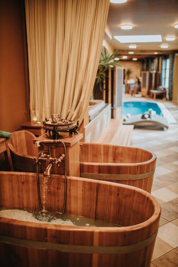 Hotel Ruze Český Krumlov Exterior foto A wooden bathtub